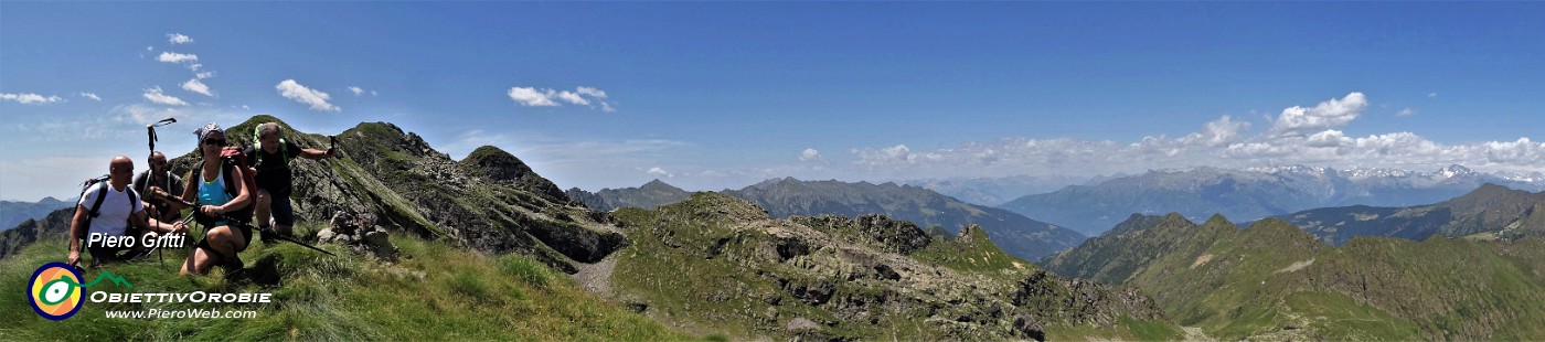 45 In vetta al Colombarolo (2307 m) con vista in Ponteranica e verso le Alpi Retiche.jpg